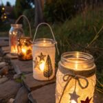 Lanternas artesanais feitas com frascos de vidro iluminando o ambiente