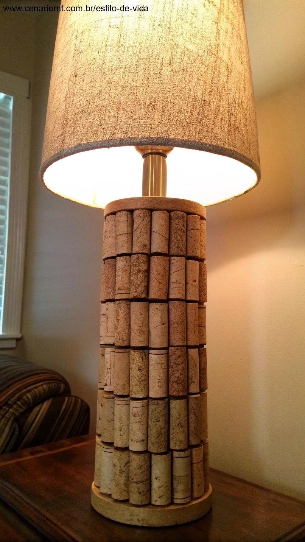Luminária com rolhas de cortiça