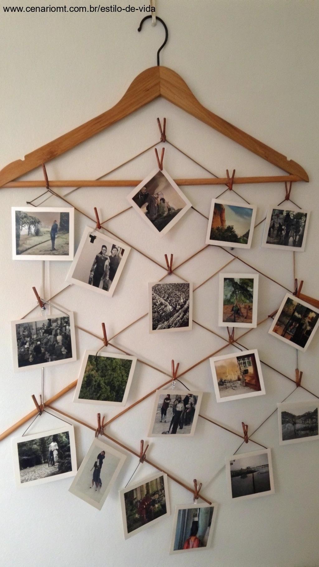 Mural de fotos feito com cabides.