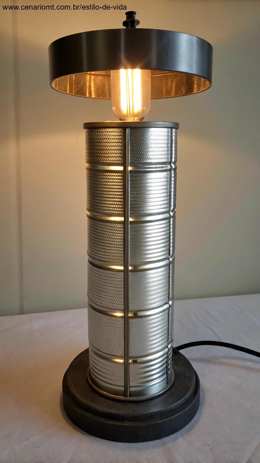 Luminária com latas de alumínio