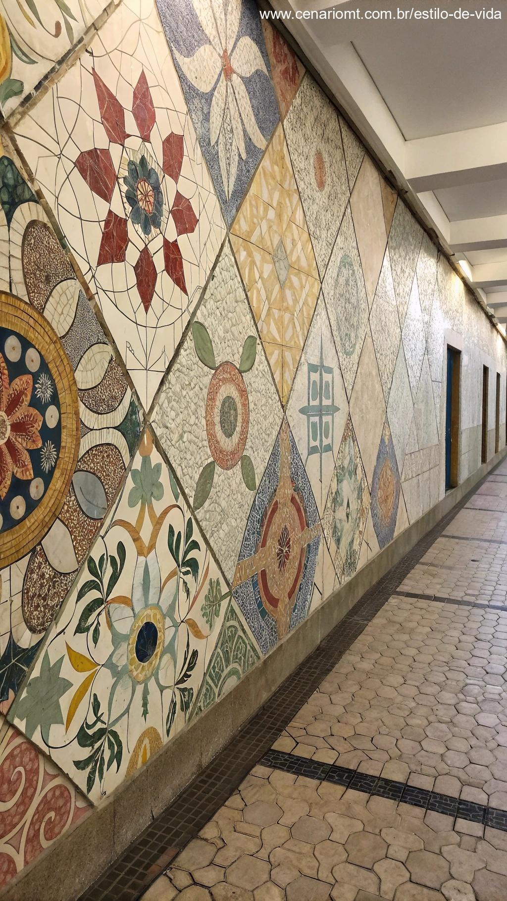 Efeito mosaico criado com papel de parede reciclado, oferecendo um design único e artístico para paredes.