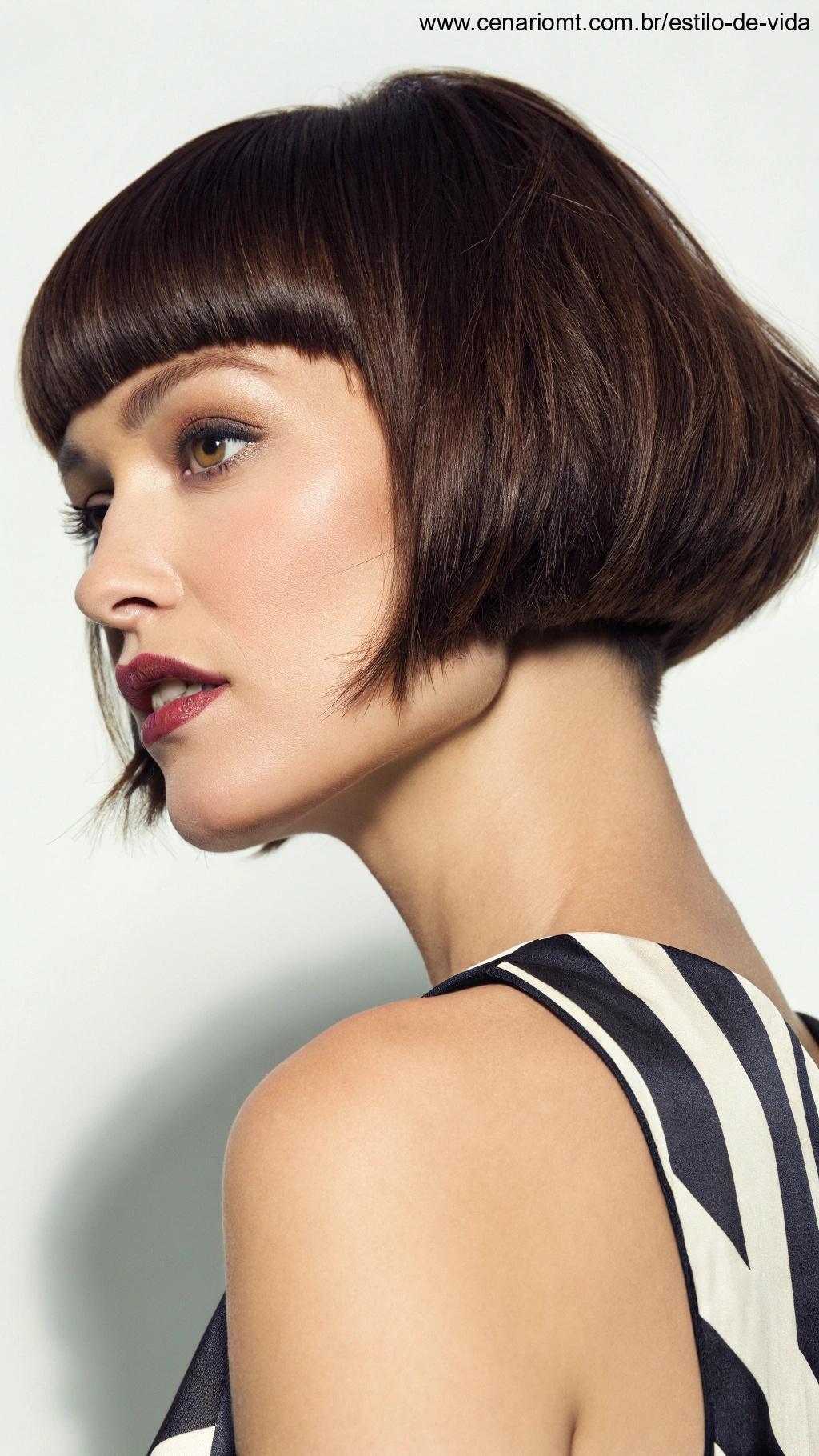 Bob curto com franja curta em estilo ousado