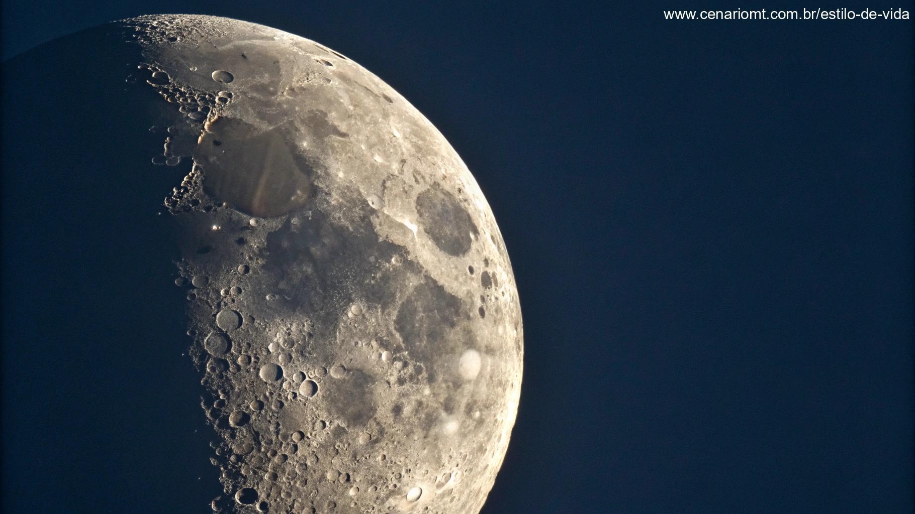 Close-up da lua crescente com detalhes de crateras e sombras