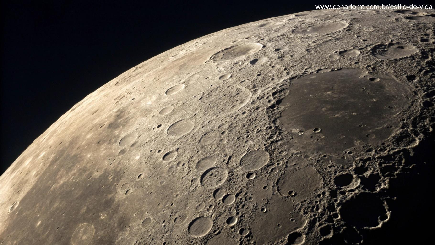 Close-up detalhado da superfície da lua mostrando crateras e sombras
