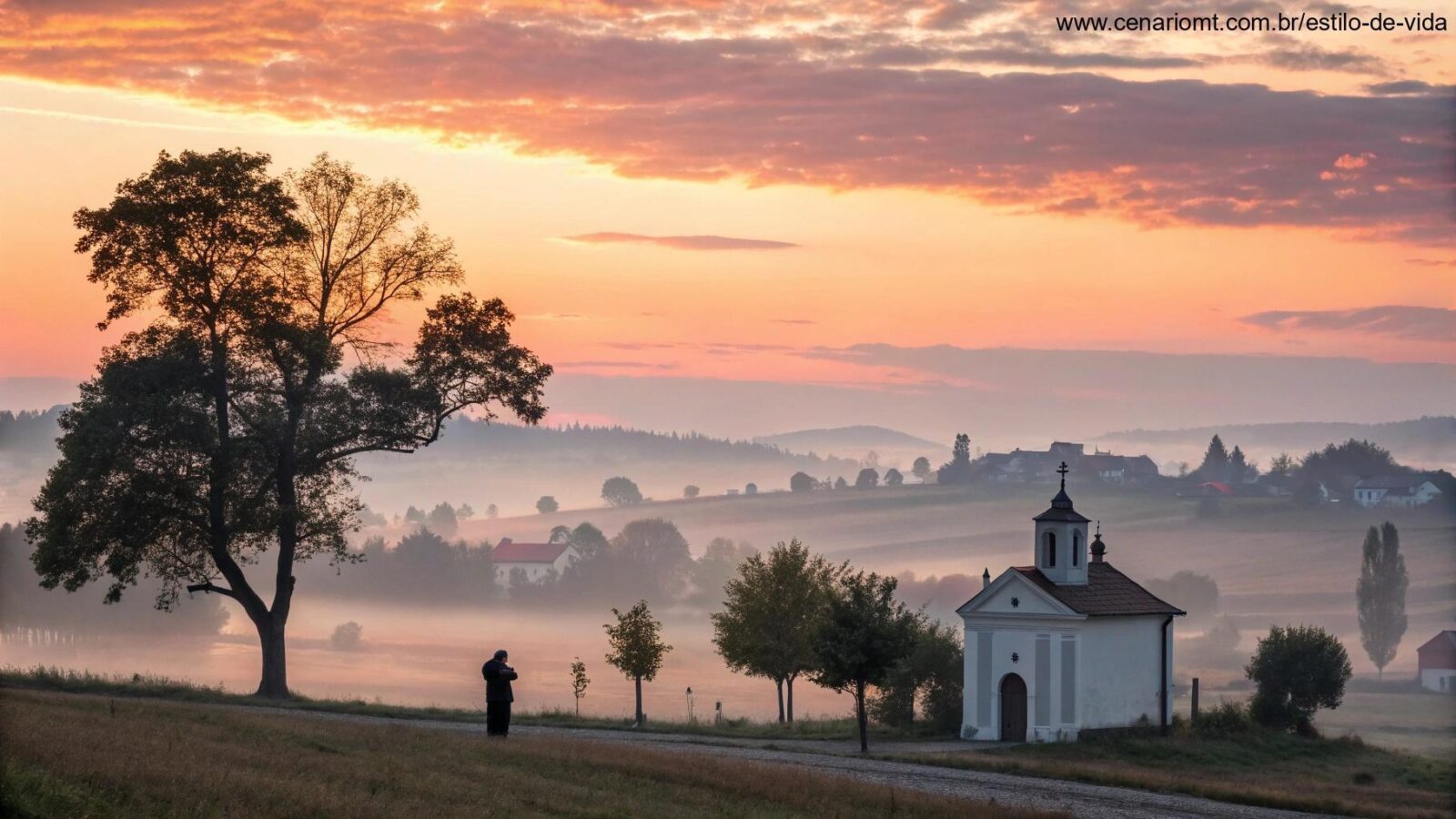 Pessoa orando ao amanhecer em uma vila tranquila com uma capela ao fundo