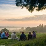 Grupo lendo a Bíblia ao amanhecer em um ambiente natural