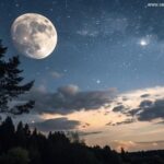 Céu noturno sereno com a lua gibosa crescente, parcialmente iluminada, cercada por estrelas fracas e nuvens suaves