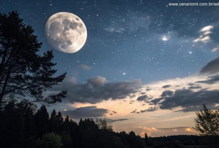 Céu noturno sereno com a lua gibosa crescente, parcialmente iluminada, cercada por estrelas fracas e nuvens suaves