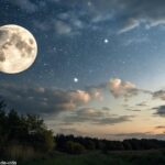 Céu noturno com a Lua Gibosa Minguante visível entre nuvens finas e estrelas