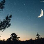 Céu noturno sereno com lua crescente, sem texto ou números