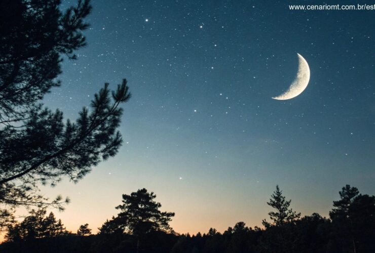 Céu noturno sereno com lua crescente, sem texto ou números