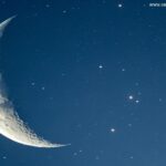 Lua Crescente no céu noturno com estrelas ao fundo