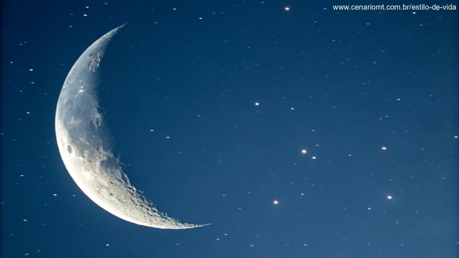 Lua Crescente no céu noturno com estrelas ao fundo
