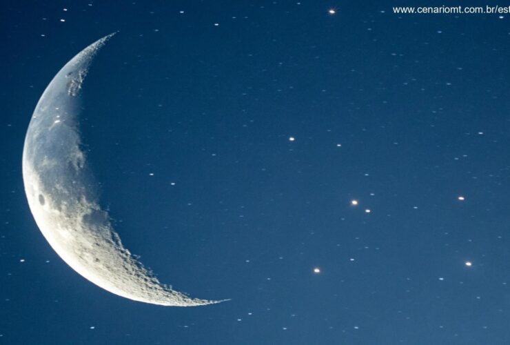 Lua Crescente no céu noturno com estrelas ao fundo