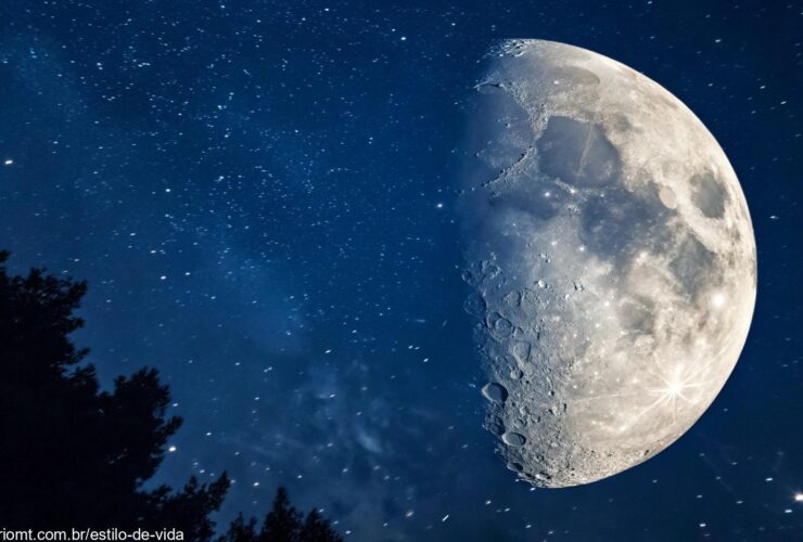 Imagem da fase da Lua Minguante, com a metade direita iluminada contra um céu estrelado azul.