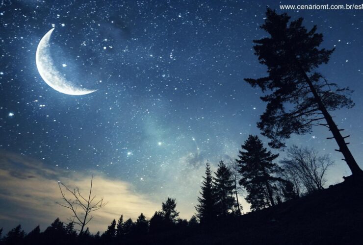 Céu noturno sereno com uma lua crescente brilhante cercada por estrelas cintilantes
