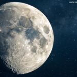 Lua gibosa crescente no céu noturno