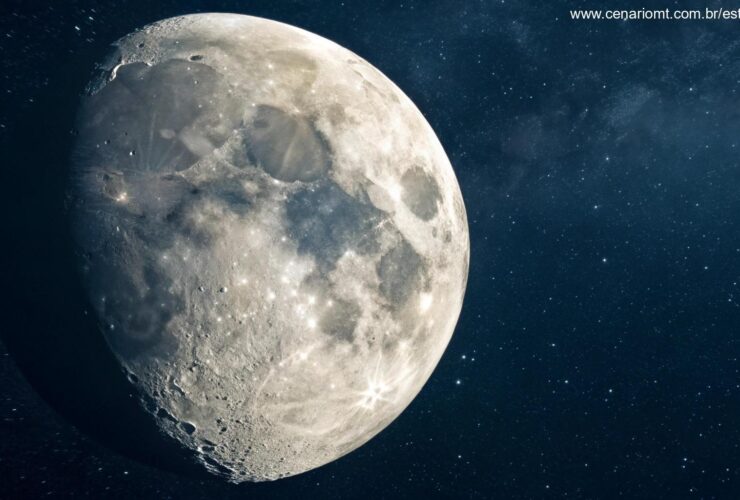 Lua gibosa crescente no céu noturno