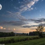 Fase da Lua hoje segunda-feira 21/04/2025 com céu noturno sereno e lua visível