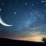 Céu noturno sereno com uma lua crescente brilhante, cercada por estrelas fracas