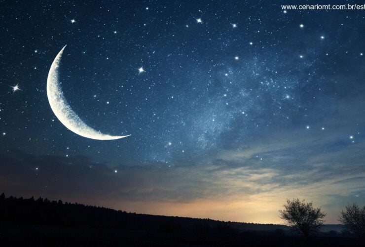 Céu noturno sereno com uma lua crescente brilhante, cercada por estrelas fracas