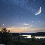 Cena tranquila mostrando a lua minguante em um céu estrelado com uma paisagem calma abaixo, representando a energia tranquila desta fase lunar.