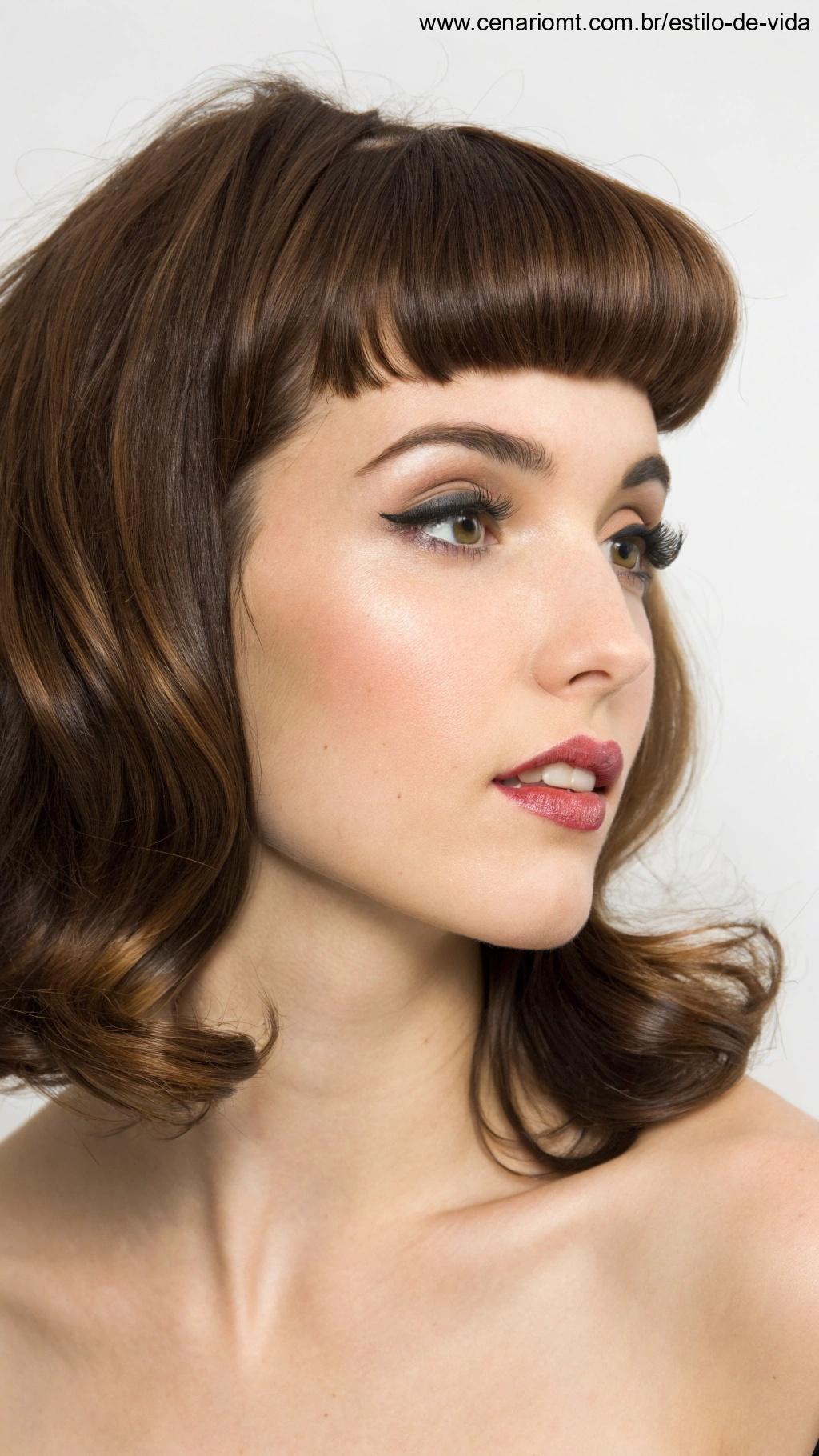 Mulher com franja arqueada estilo retrô