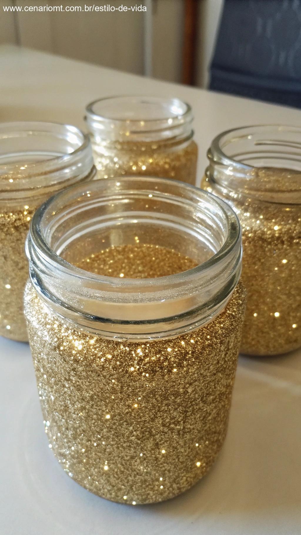 Frascos com glitter e cola brilhando ao sol