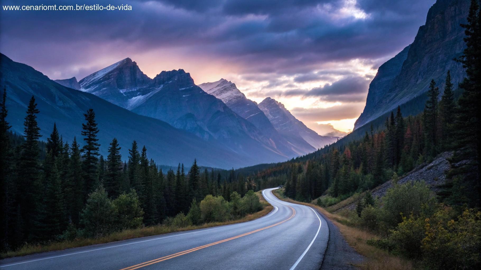 Estrada sinuosa através de montanhas majestosas com a primeira luz do amanhecer
