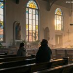 Interior de uma igreja ao amanhecer com pessoas em reflexão