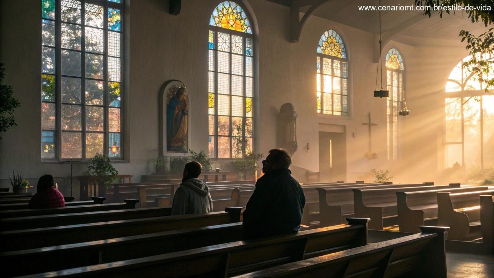 Interior de uma igreja ao amanhecer com pessoas em reflexão