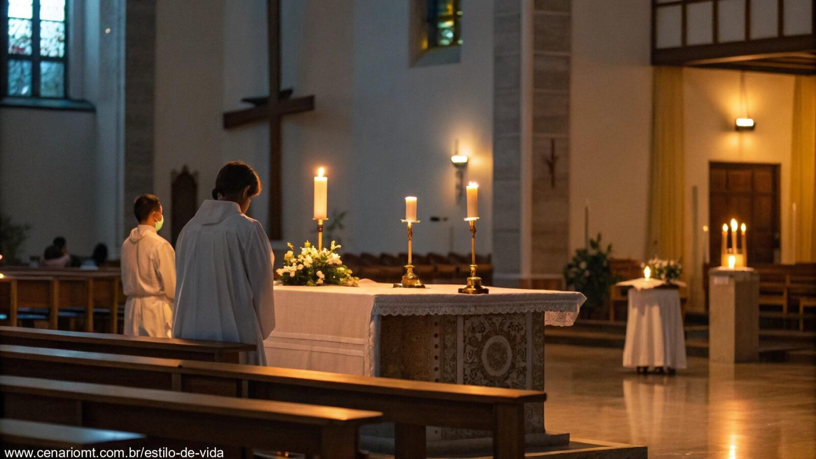 Interior sereno de uma igreja durante a Missa de Domingo, com iluminação suave e um ambiente calmo, destacando um altar iluminado por velas.