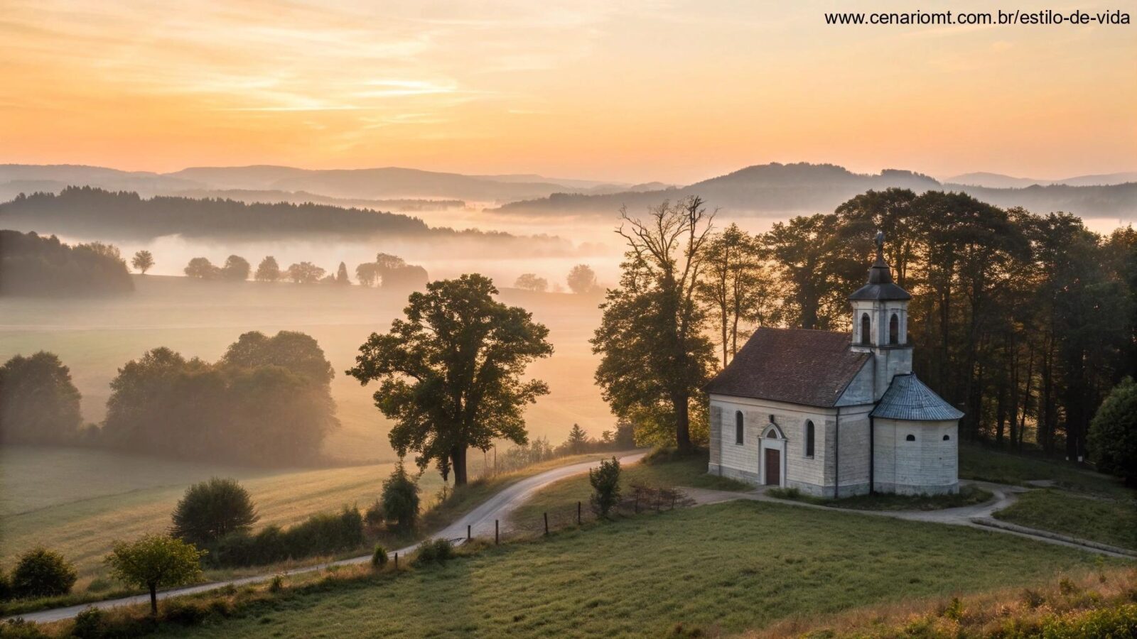 Imagem representando a liturgia do dia com uma capela ao amanhecer