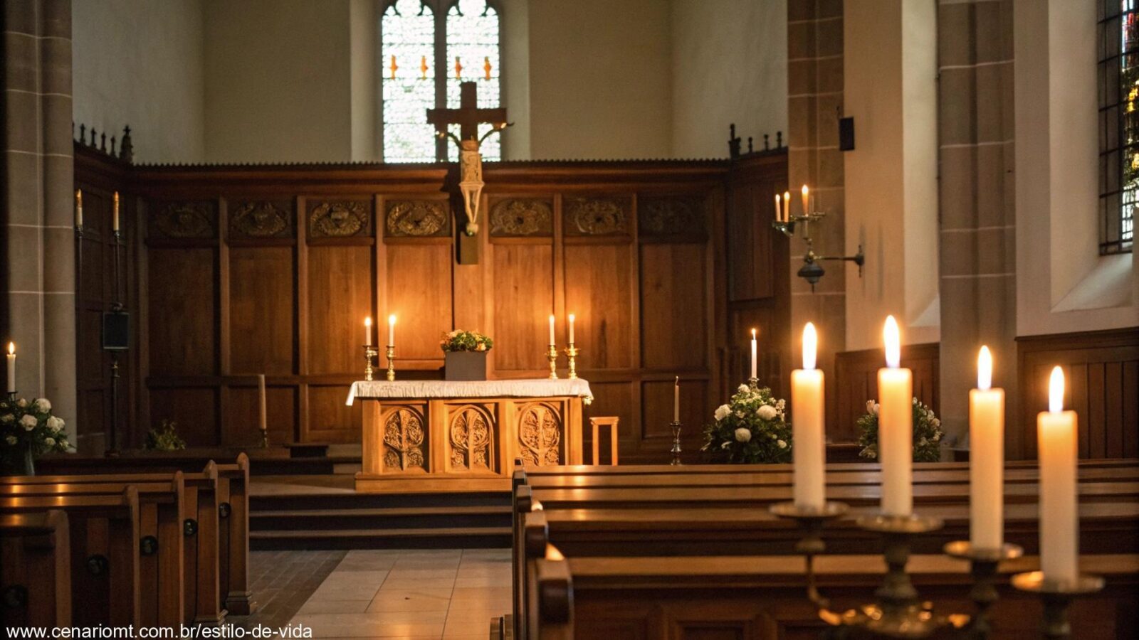 Ambiente tranquilo de igreja com altar de madeira e luz suave de velas, simbolizando reflexão e oração.