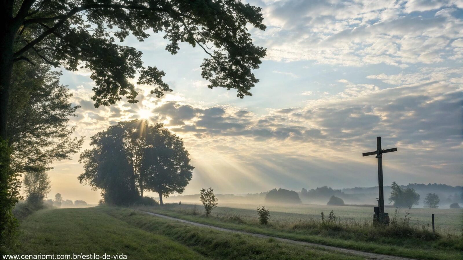 Paisagem ao amanhecer com luz suave e uma cruz ao fundo representando fé para quarta-feira