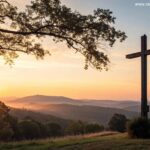 Nascer do sol tranquilo com uma cruz em silhueta no campo, luz dourada suave entre as árvores