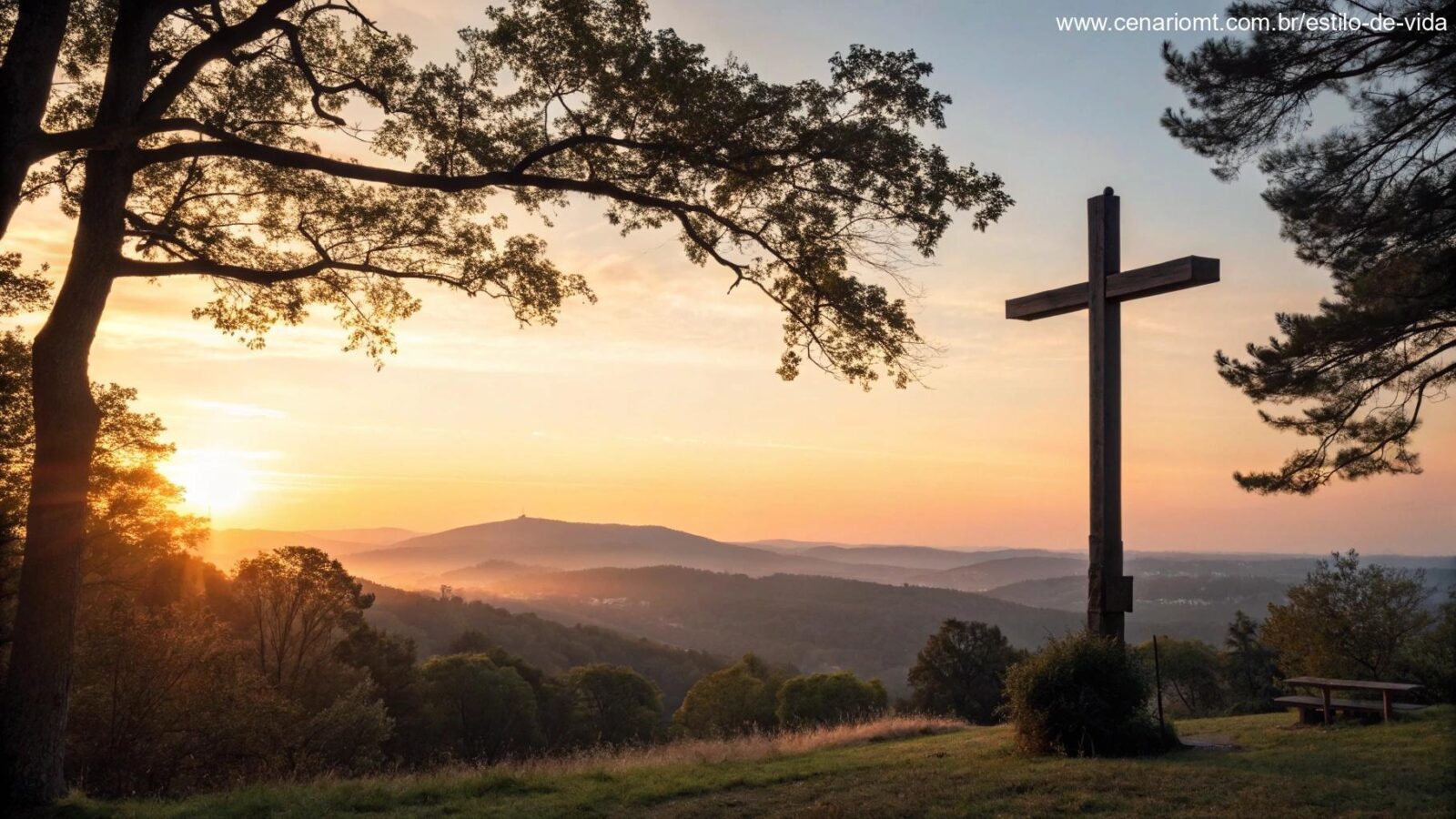 Nascer do sol tranquilo com uma cruz em silhueta no campo, luz dourada suave entre as árvores