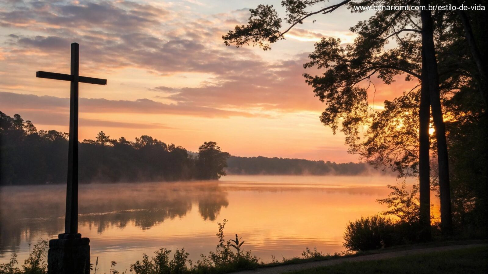 Nascer do sol tranquilo sobre um lago com uma silhueta de cruz em primeiro plano, luz dourada suave filtrando pelas árvores