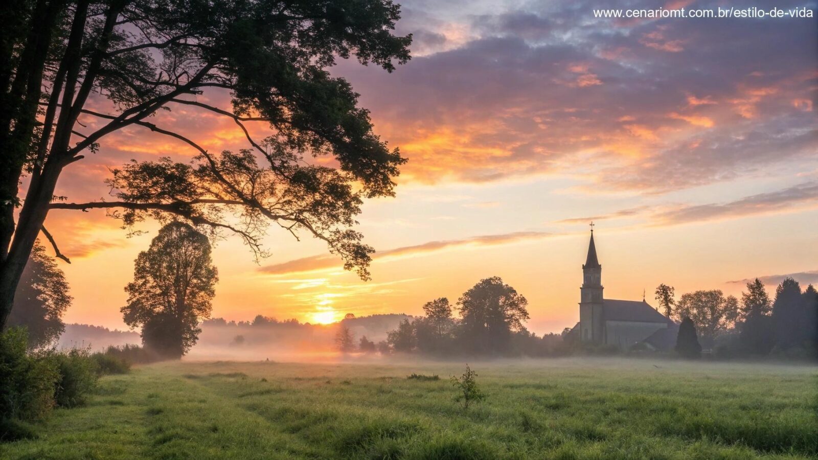 Nascer do sol tranquilo sobre um campo com uma igreja ao fundo, luz dourada suave entre as árvores