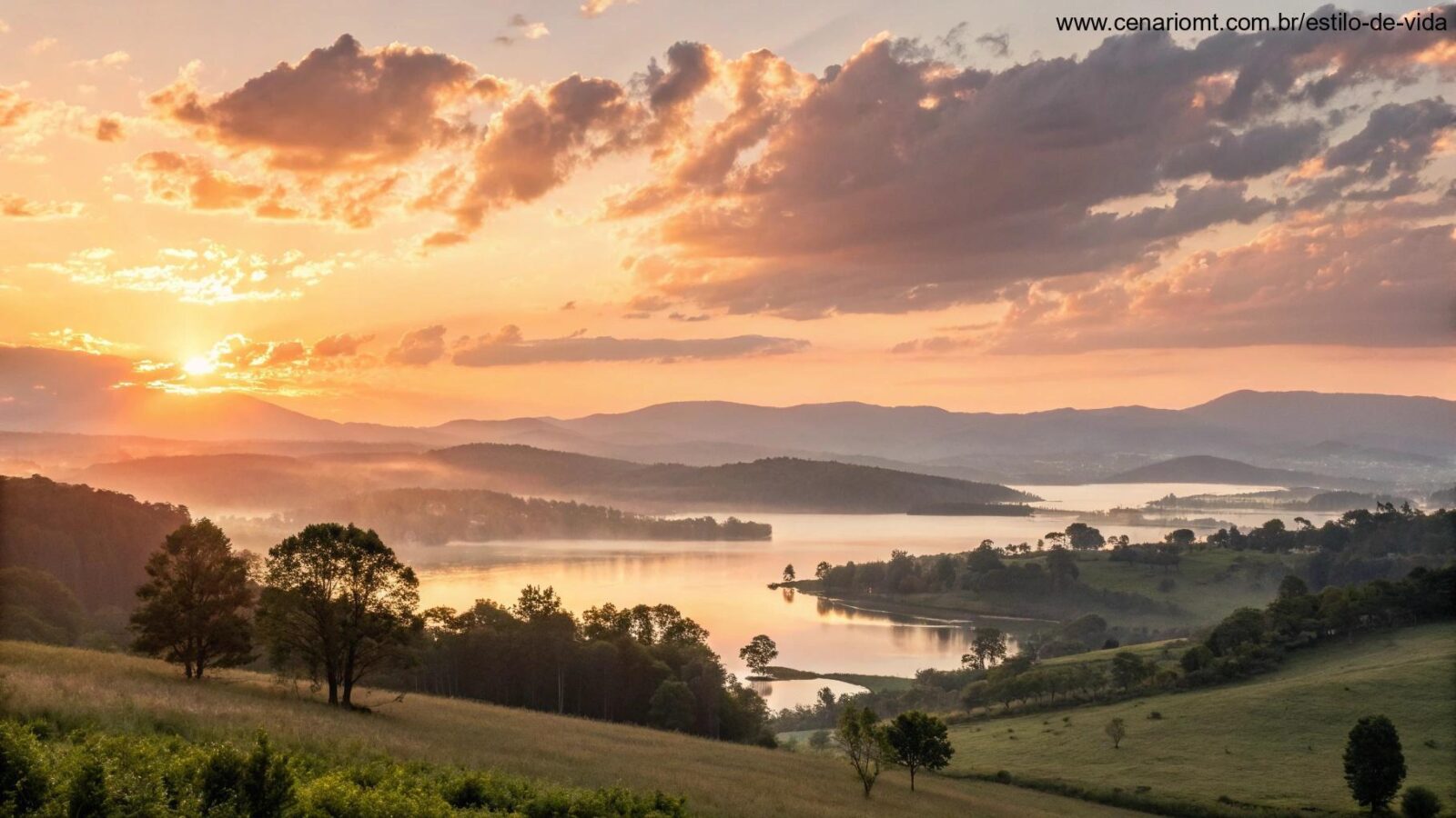 Nascer do sol sereno sobre uma paisagem tranquila com luz dourada suave filtrando através de nuvens gentis