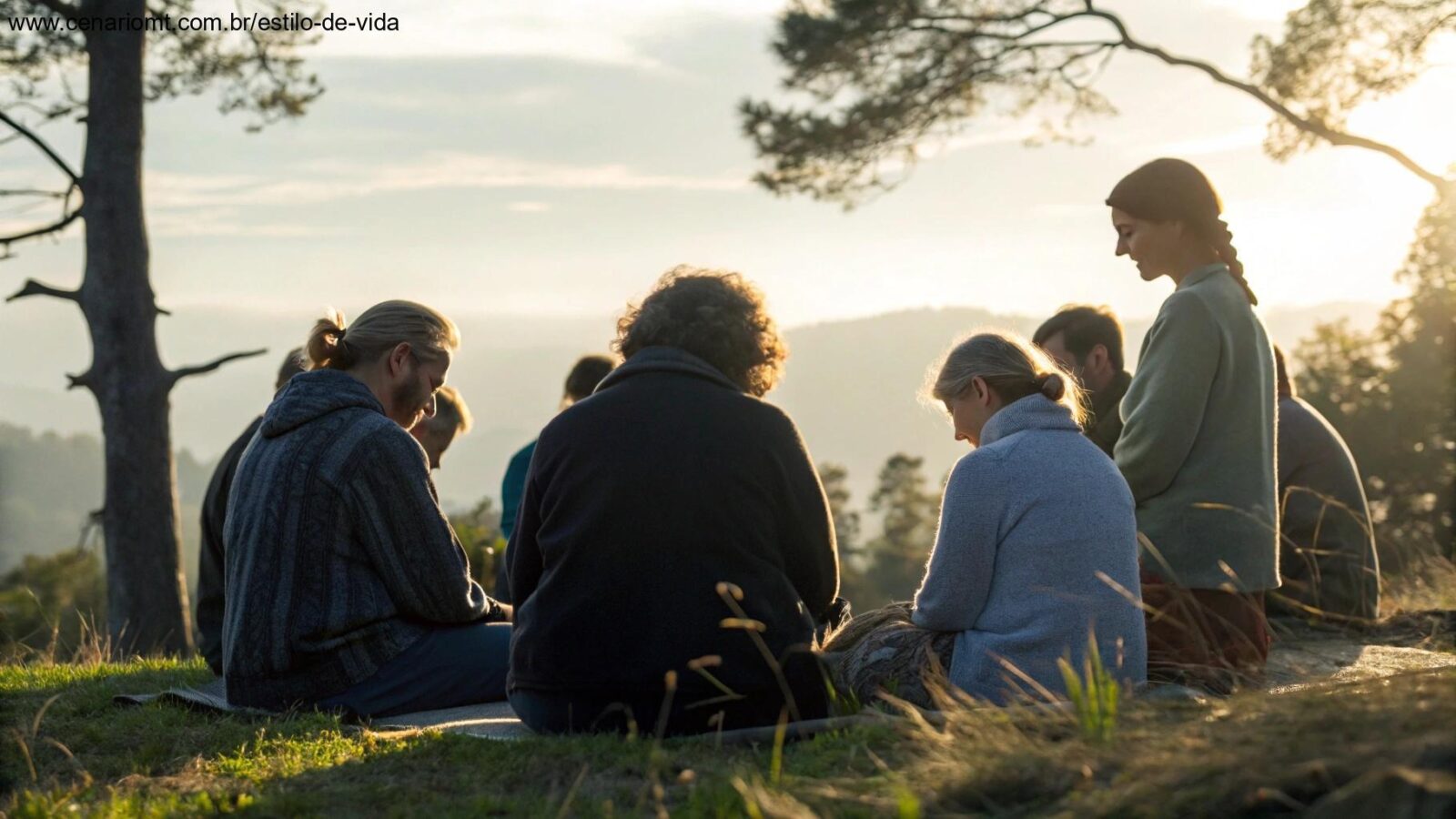 Grupo de pessoas reunidas em um cenário ao ar livre, compartilhando um momento de reflexão espiritual na manhã de domingo.