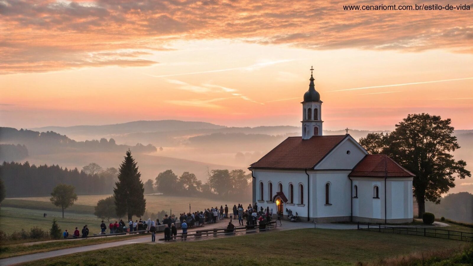 Imagem de um nascer do sol tranquilo sobre uma igreja no campo com pessoas orando
