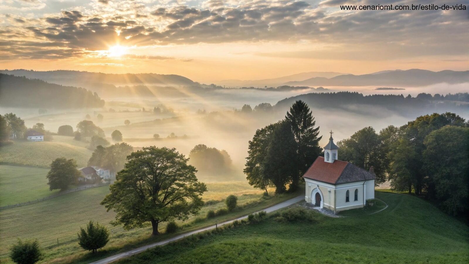 Imagem de uma capela no campo com sol nascendo e atmosfera de fé renovada