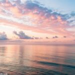 Imagem de um nascer do sol sereno sobre o oceano, representando um novo começo e oportunidades para a semana.