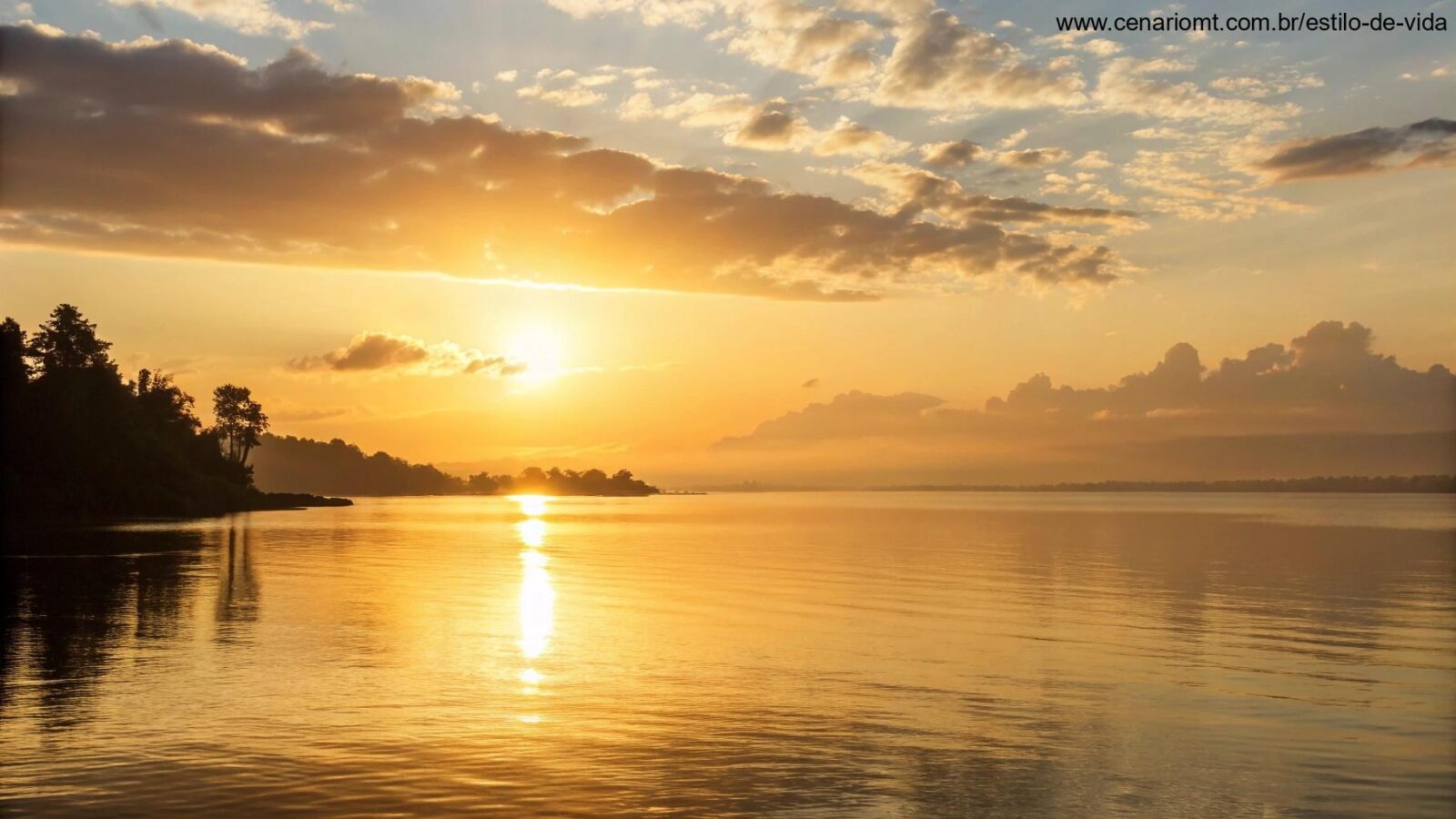 Nascer do sol sereno sobre águas calmas com reflexos dourados, simbolizando reflexão e inspiração