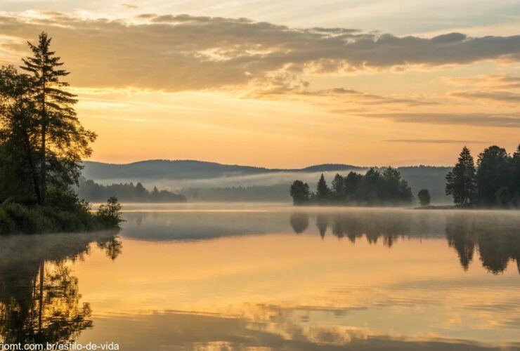 Inspiração para o dia com fé e serenidade, com um nascer do sol tranquilo sobre um lago calmo.