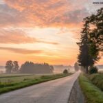 Amanhecer tranquilo em uma estrada rural representando fé, força e novos começos