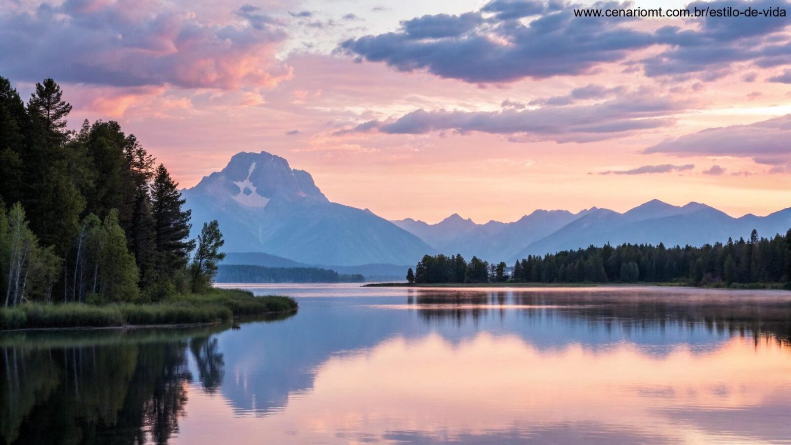 Paisagem serena ao amanhecer com cores suaves, um lago calmo refletindo o céu e montanhas ao fundo, transmitindo paz e inspiração