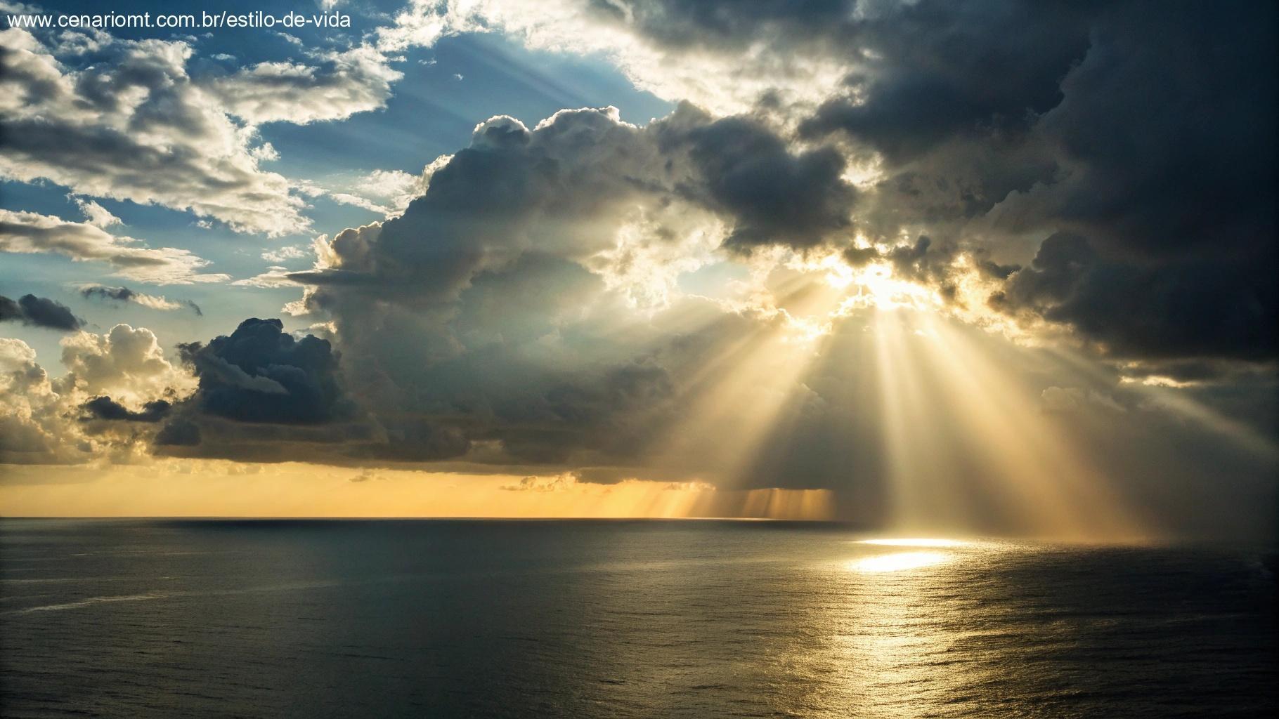 Luz do sol rompendo nuvens escuras sobre um oceano calmo