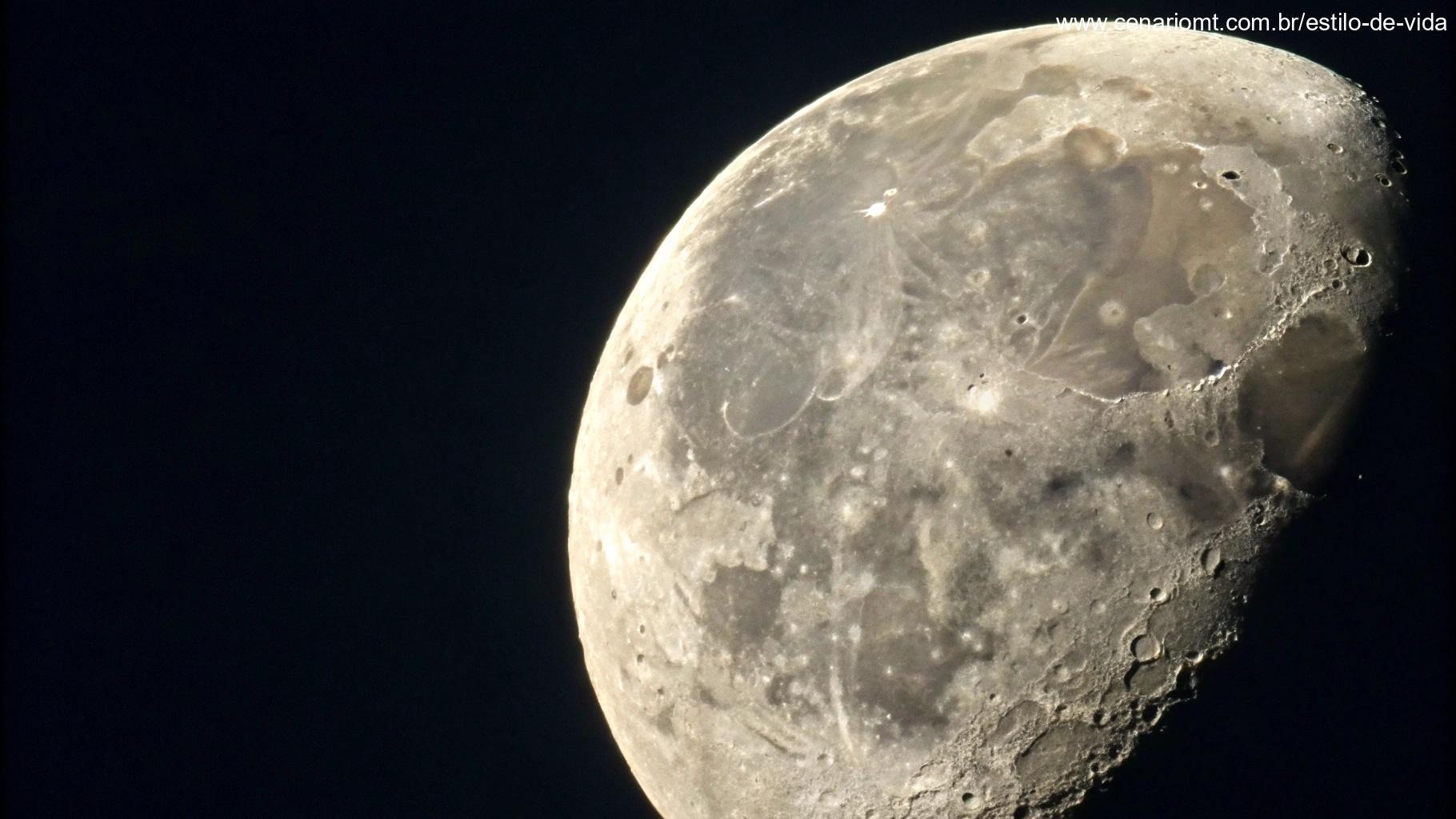 Close-up da lua na fase gibosa crescente, mostrando a transição entre meia-lua e lua cheia, com crateras sutis visíveis